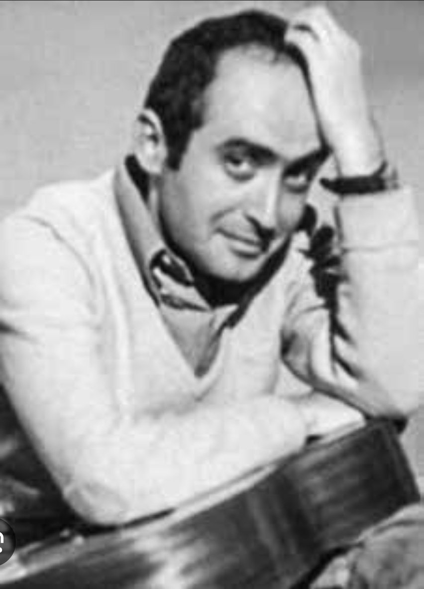 A 50 anos ele foi covardemente assassinado pelo regime militar brasileiro, a ditadura ceifou centenas de vidas, famílias, pais, filhos e histórias.
Nunca devemos esquecer, para nunca mais acontecer.
25 de outubro de 1975.
Vladimir Herzog 🙏