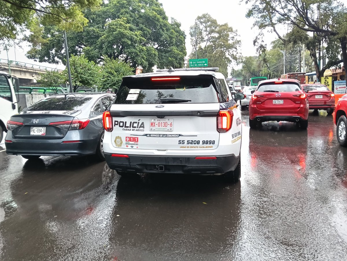Quiero hacer un reconocimiento a <a href="/OVIALCDMX/">OVIAL_SSCCDMX</a> por el buen actuar de esta unidad, hace un par de semanas (10 de octubre) alrededor de las 15:00 hrs. El oficial me hizo barredora en el tramo del estadio azteca hasta la UVM. #aunhaypolisbuenos