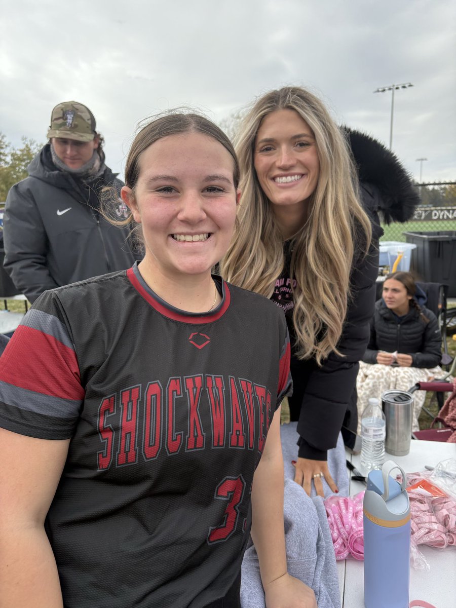 Jayni33's tweet photo. just met my idol guys… still shaking #softball @MontanaFouts @NCAASoftball https://t.co/g7bhV0Ut2h