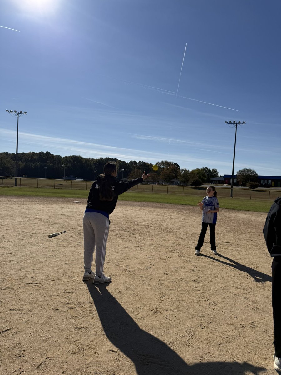 Giving back to the softball community, with some friends!! #AllGoldAllGrind <a href="/Org_LLG/">Lady Lightning Gold Org Account</a> <a href="/LLGProspects16u/">LLG Prospects 16u</a> <a href="/LawsonGerland/">Lawson Gerland</a>