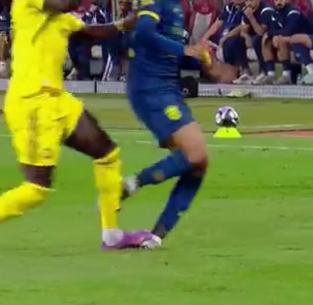 دعس من ماني على قدم لاعب الحزم والحكم فيصل البلوي يرجع للفار ويعطيه كرت اصفر بس !!!

😂😂😂😂😂😂😂😂😂😂😂😂😂😂😂😂