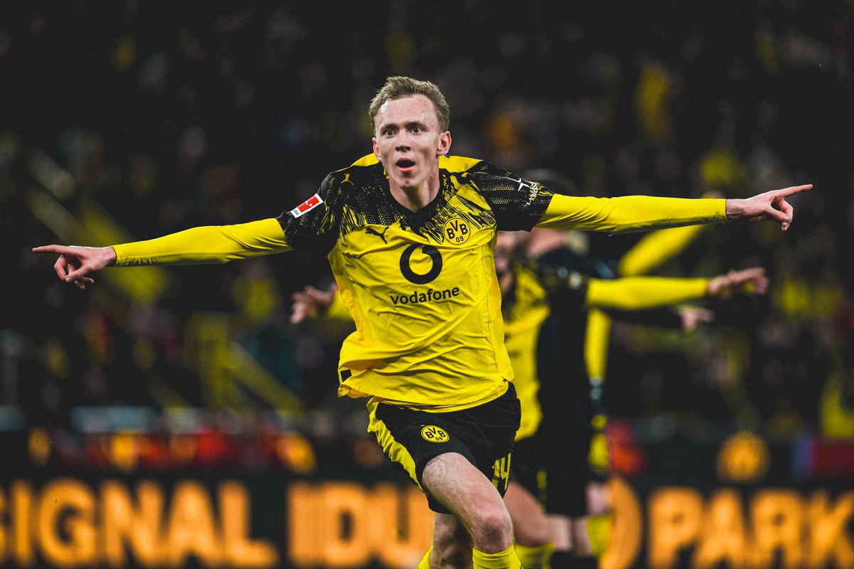 BlackYellow's tweet image. Out here saving parlays.