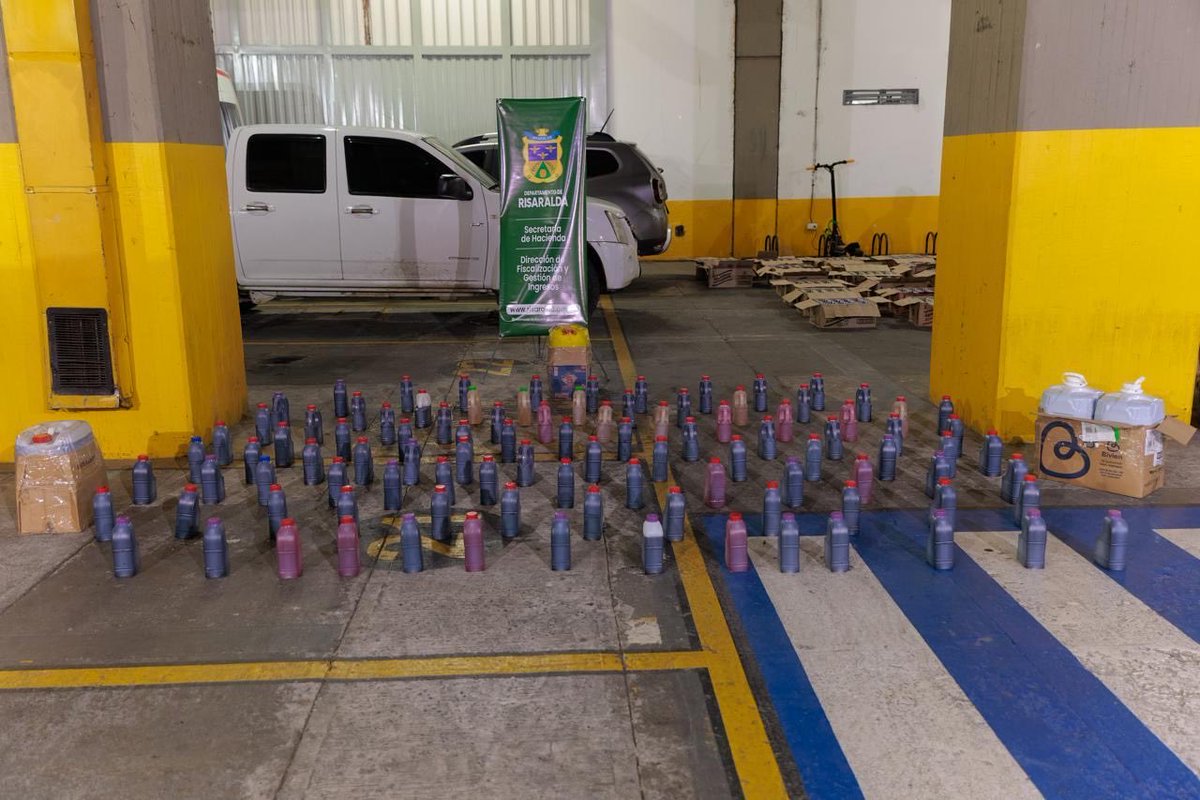 Gob_Risaralda's tweet image. 🚨 Incautados 180 litros de vino fraudulento en un bus intermunicipal que cubría la ruta Chinchiná–Santa Rosa de Cabal.
Operativo realizado en colaboración con @FNDCol y su Programa Anticontrabando.
#TodosContraElContrabando 💪