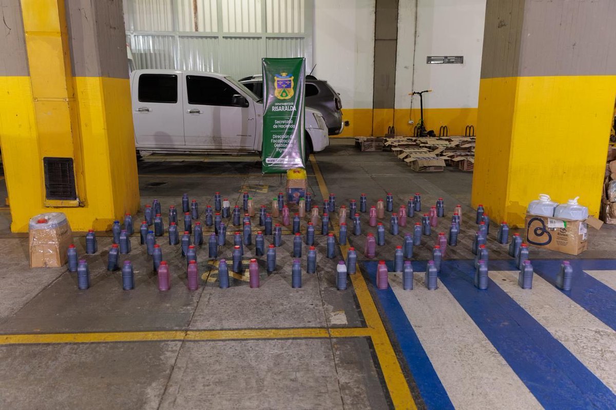 Gob_Risaralda's tweet image. 🚨 Incautados 180 litros de vino fraudulento en un bus intermunicipal que cubría la ruta Chinchiná–Santa Rosa de Cabal.
Operativo realizado en colaboración con @FNDCol y su Programa Anticontrabando.
#TodosContraElContrabando 💪