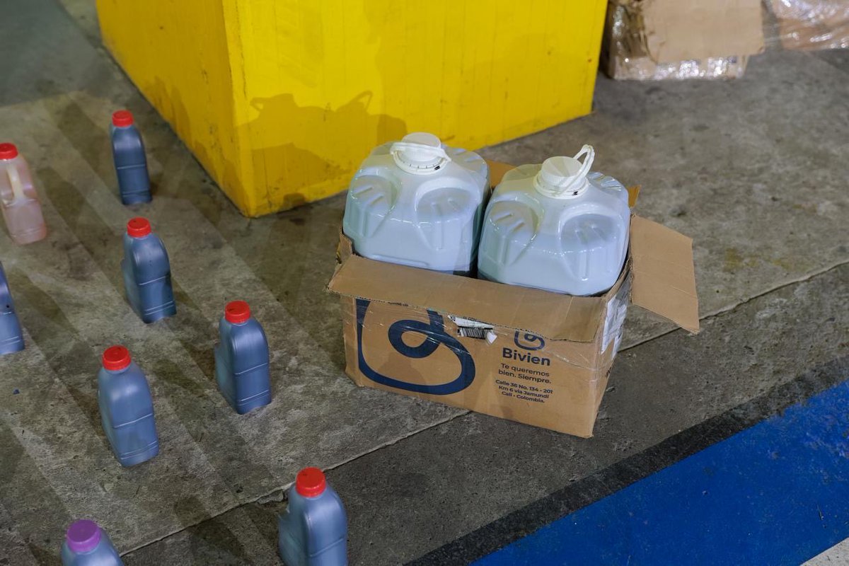 Gob_Risaralda's tweet image. 🚨 Incautados 180 litros de vino fraudulento en un bus intermunicipal que cubría la ruta Chinchiná–Santa Rosa de Cabal.
Operativo realizado en colaboración con @FNDCol y su Programa Anticontrabando.
#TodosContraElContrabando 💪