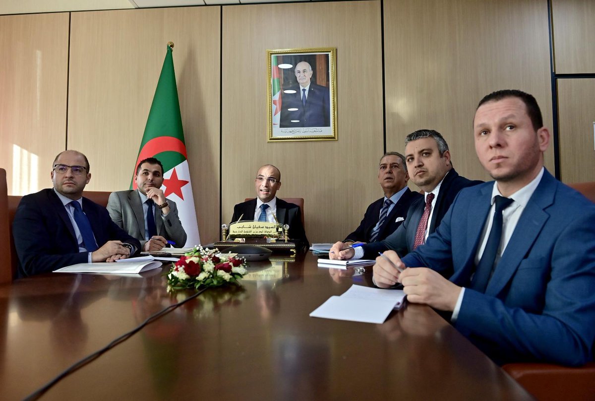 Algeria_MFA's tweet image. أشرف كاتب الدولة، المكلف بالجالية الوطنية بالخارج، السيد @SECCNE_Chaib بمعية زميله في الحكومة وزير الصحة، السيد محمد صديق آيت مسعودان، على اللقاء الافتراضي الذي جمعهما مع نخبة من الأطباء🇩🇿المقيمين بعدة بلدان أوروبية، وهو النشاط الذي تم تنظيمه بالتنسيق مع مراكزنا القنصلية المعنية.