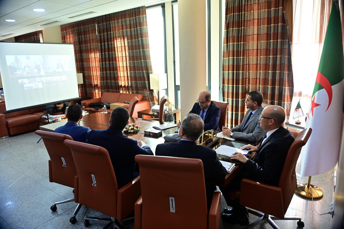 Algeria_MFA's tweet image. أشرف كاتب الدولة، المكلف بالجالية الوطنية بالخارج، السيد @SECCNE_Chaib بمعية زميله في الحكومة وزير الصحة، السيد محمد صديق آيت مسعودان، على اللقاء الافتراضي الذي جمعهما مع نخبة من الأطباء🇩🇿المقيمين بعدة بلدان أوروبية، وهو النشاط الذي تم تنظيمه بالتنسيق مع مراكزنا القنصلية المعنية.