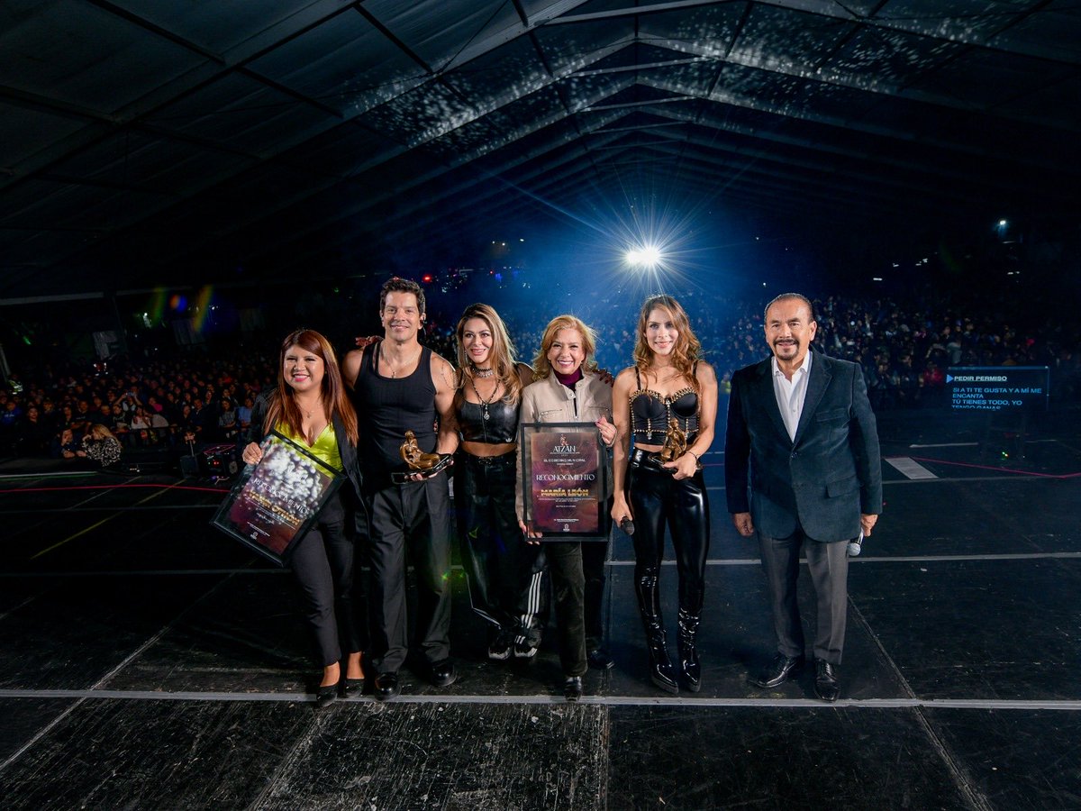GobAtizapan's tweet photo. 🎤#AtizapándeZaragoza vibró con una noche llena de talento y emociones.

@Sargentoleon y @yahirmusic conquistaron el escenario del Festival #Atzán2025, donde miles de voces se unieron para cantar sus más grandes éxitos. ¡Una velada inolvidable! 

#SigamosCreciendo https://t.co/n4ut33Vg8q