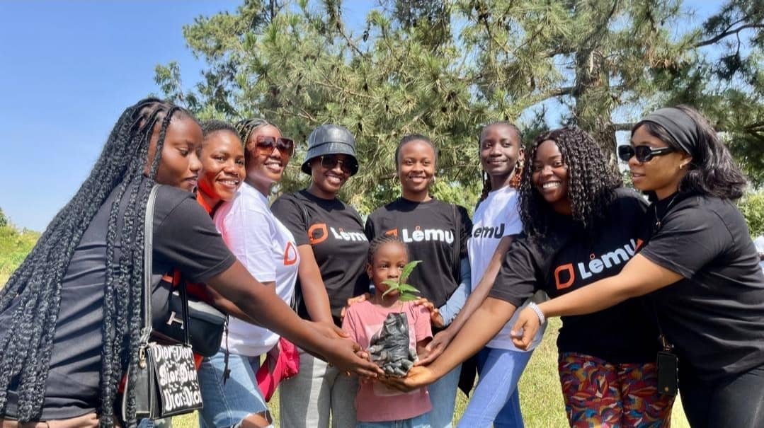 pukkajay's tweet photo. The #Orange2Green campaign went well today at the Jos Wildlife Park, the turnout was great too 😎.
Thank @lemuHQ for this, great initiative 💪🏽 thank you to all the volunteers too 🙏🏾 https://t.co/CLG4pkEfdM