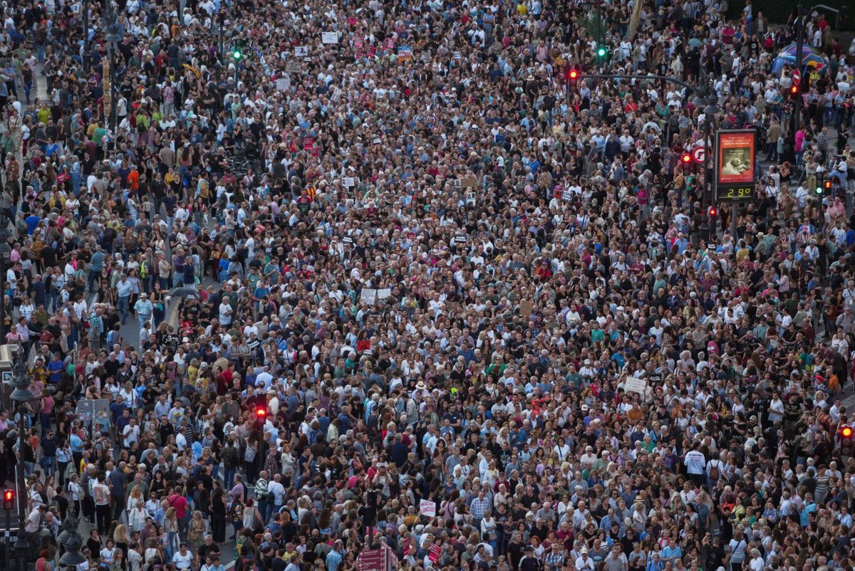 No li ho perdonarem mai.

#MazonDimissió

Fotos:
Biel Aliño per a EFE
Jorge Gil per a Europa Press