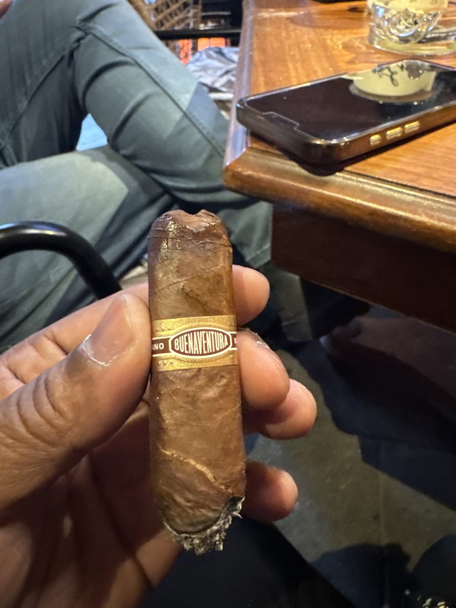 Buenaventura by Curivari.
Short, rich, and balanced — a perfect follow-up to a bolder first smoke. Creamy cedar, a touch of spice, and that classic old-world vibe Curivari nails so well.

A solid reminder that “simple” doesn’t mean “basic.” 💨
#CigarLife #Buenaventura #Curivari