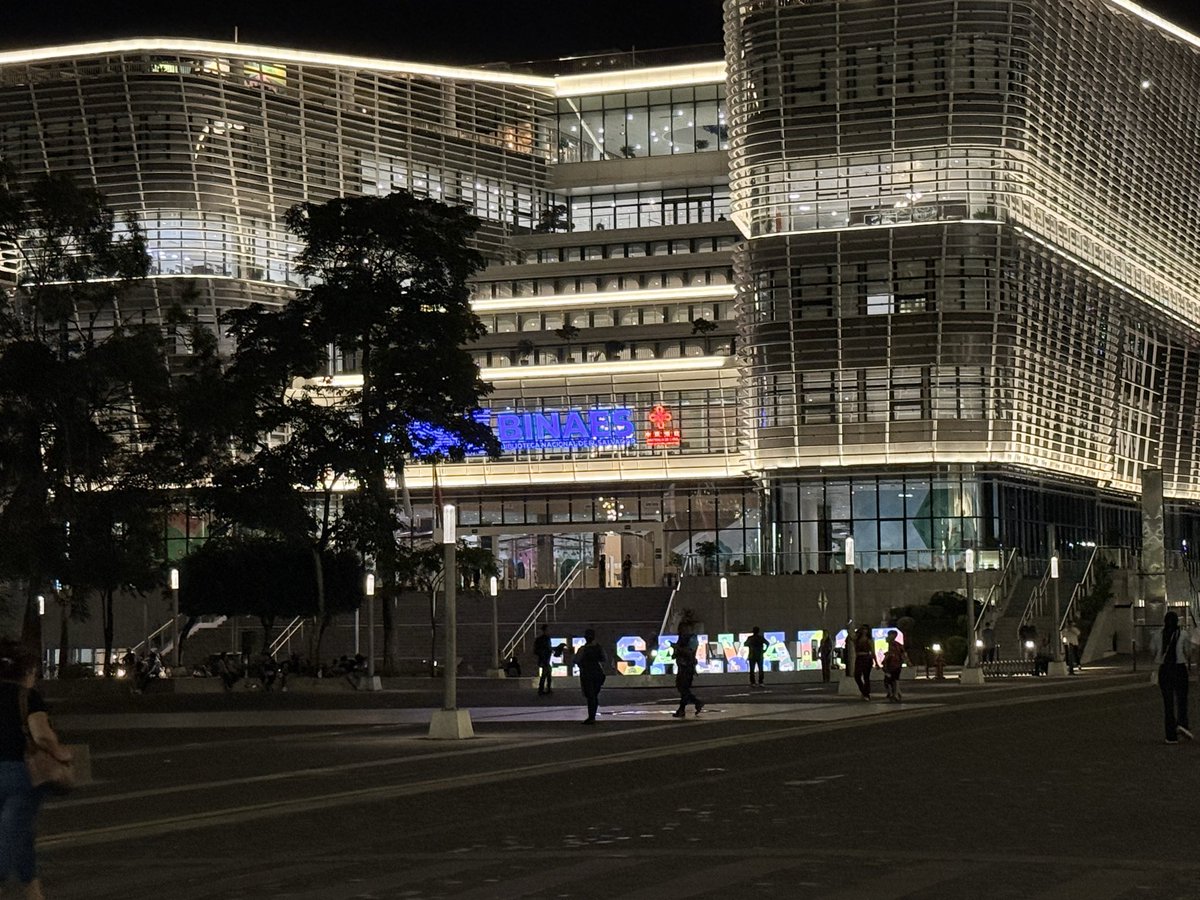 syntaxish's tweet image. El Salvador is a home I almost didn’t  recognize. 
While walking in public areas seems like a simple normal thing to do, that wasn’t our reality growing up.  I walked at night!!!