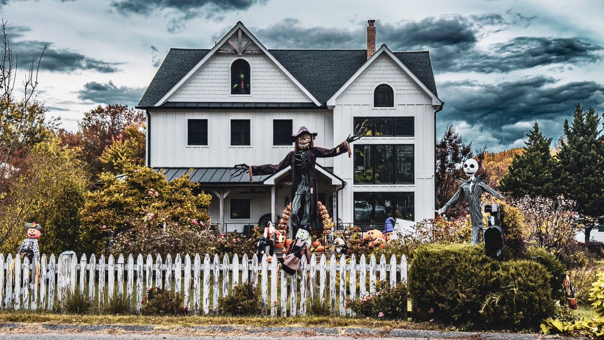 MyDronePro's tweet image. This “killer-themed” home in Sandy Spring doesn’t just celebrate Halloween; it owns it, capturing the playful fright and small-town spirit that make October in Maryland unforgettable. @OlneyNews @olneycommerce @ModeratelyMoco @TheMoCoShow @DCNewsLive