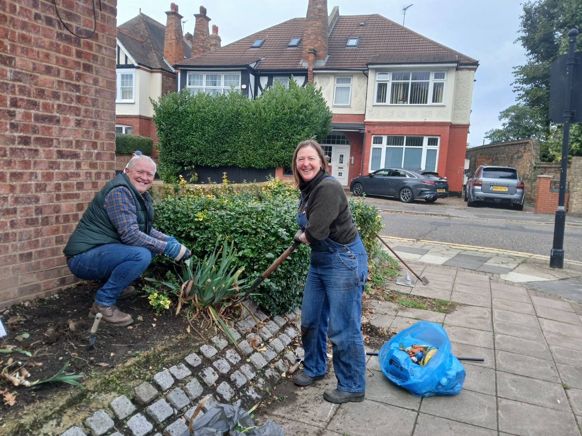 Ealing Greens Clare and Dominic had a great time this morning, planting up the borders between Church Road and Cherington Road as part of the Hanwell Guerilla Gardeners!

Find out more about the group here:
 facebook.com/groups/hanwell…