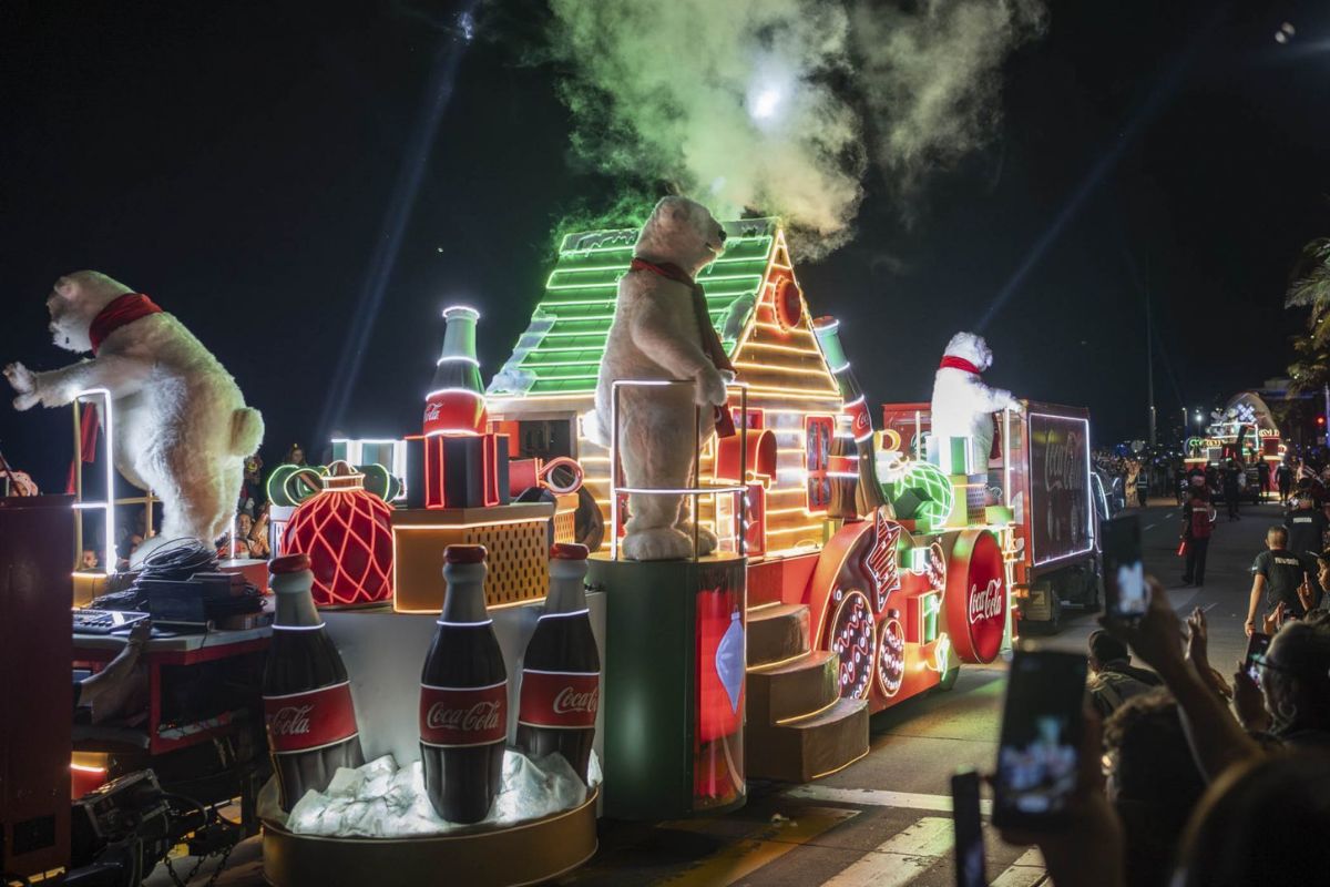 🚫🥤 El Poder del Consumidor (<a href="/elpoderdelc/">Poder del Consumidor</a>) pidió cancelar las Caravanas de Coca-Cola en todo #México, al considerarlas la estrategia publicitaria más agresiva y persuasiva dirigida a la infancia.

Denuncia que este espectáculo navideño disfrazado de “fiesta familiar” viola el