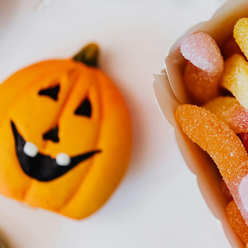 🎃 Stocking up for trick-or-treaters? Before you hit the store, see where you can get #Halloweencandy for less. #Halloween #deals #discounts bit.ly/4ormlVH