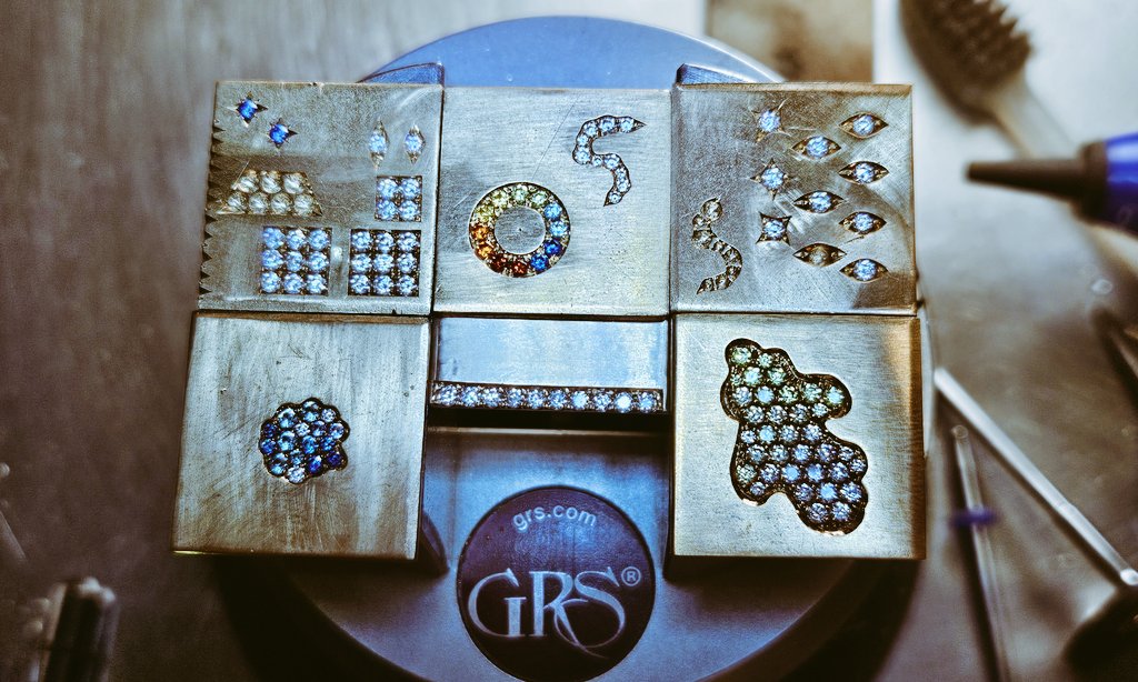 把幾個練習微鑲的銅片放在一起拍照☺️ 前幾天下課時拍的，想說做個紀念