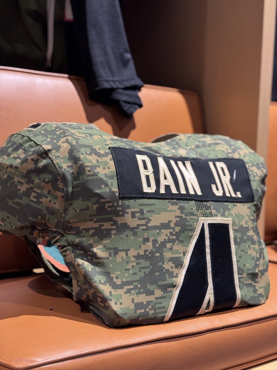 . <a href="/MiamiHurricanes/">Miami Hurricanes</a> military appreciation game — a way to honor service members in the #Miami and <a href="/univmiami/">University of Miami</a> communities. 🙏🏼🫡