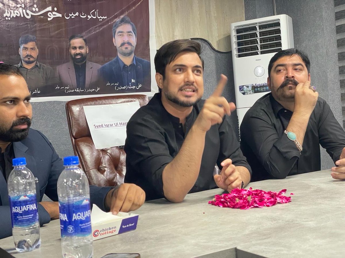 NadirAslam322's tweet photo. جس ملک میں لیڈر کی گاڑی کے ساتھ لٹکنا نوجوانوں کی سب سے بڑی اچیومنٹ ہو اُس ملک میں نوجوانوں کو اقتدار کا خواب دکھانا اور لیڈروں کی ذہنی غلامی سے نکالنا آسان کام نہیں۔ 
لیکن نوجوان تیزی سے اس تحریک کو اپنا رہے ہیں جس میں پہلی بار کوئی کہہ رہا ہے کہ میں نہیں تم لیڈر بنو گے۔ https://t.co/I20mzewuo9