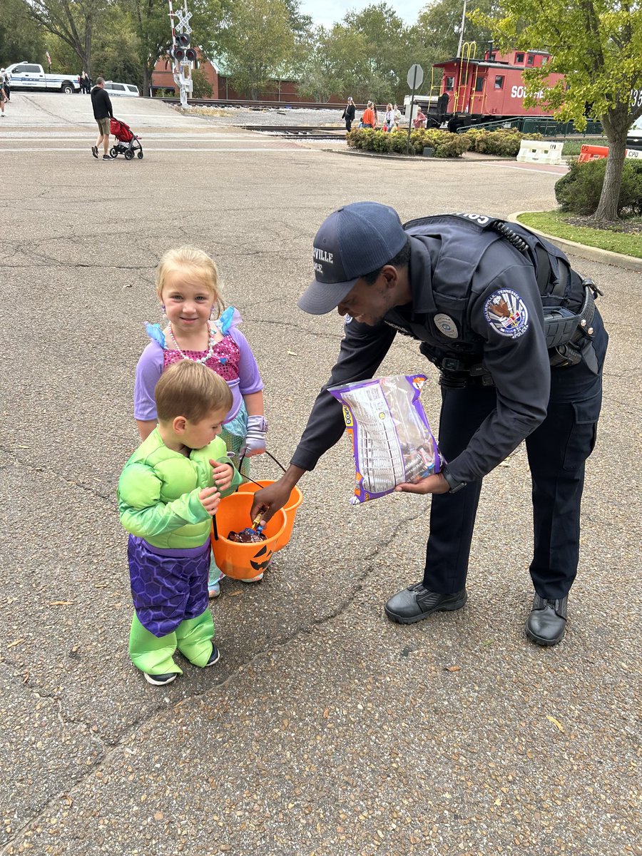 colliervillepd's tweet photo. The Collierville Police Department is excited to join this yearโs Scare on the Square! Stop by and say hello, grab some candy, and snap a photo with our officers. ๐๐ฎโโ๏ธ #ColliervillePD #scareonthesquare https://t.co/H4lZu6Mx5h