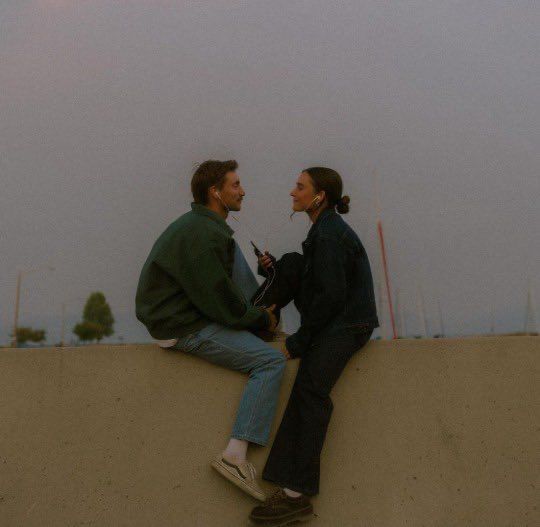 "Bir insanın, başka fırsatları olmasına rağmen onları reddedip sürekli aynı kişiyle sevişmek istemesine, bu mutluluk verici duyguya aşk denirdi."

Orhan Pamuk | Masumiyet Müzesi