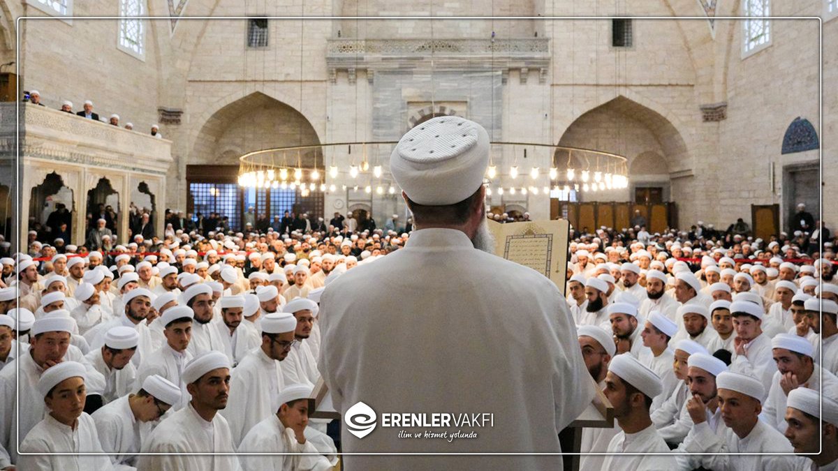 İCAZETİN SEMERESİ
İCAZETİN SÖMÜRÜSÜ

19 Ekim 2025 tarihinde İstanbul Fatih Yavuz Sultan Selim Camii’nde Erenler Vakfı medreselerinde hafız ve âlim olarak yetişen 318 talebeye icazetlerinin verildiği tören, yürekleri hoplattı. Ancak iman ehlinin sevinçten, fitne ehlinin hasedden