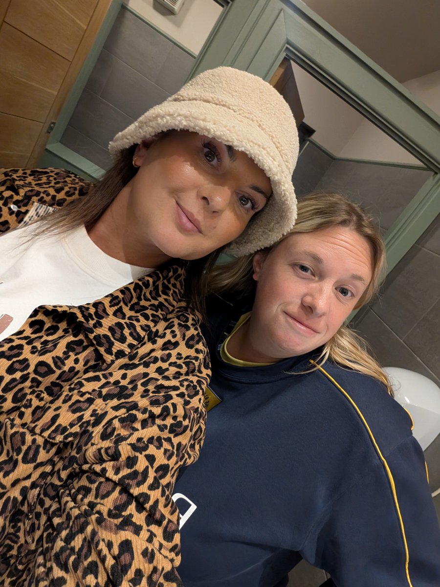 Went in to today expecting defeat.

Got a win, and a tad tipsy with my bestie 🥰

I love football Saturdays!