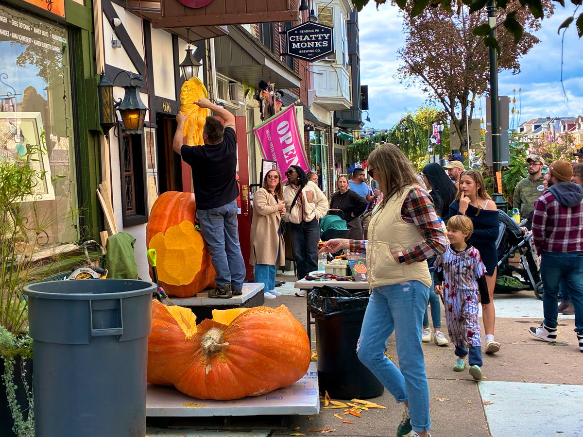 kevinfitz1's tweet photo. The talented @dannykissel88 showing off his #pumpkin carving skills in #WestReading for #PumpkinFest https://t.co/IRx0QFqYPw