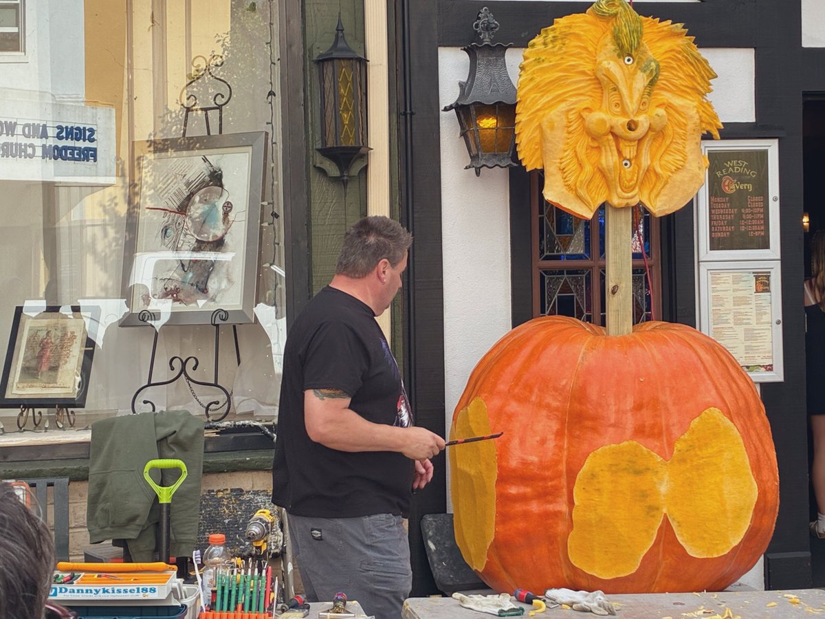 kevinfitz1's tweet photo. The talented @dannykissel88 showing off his #pumpkin carving skills in #WestReading for #PumpkinFest https://t.co/IRx0QFqYPw