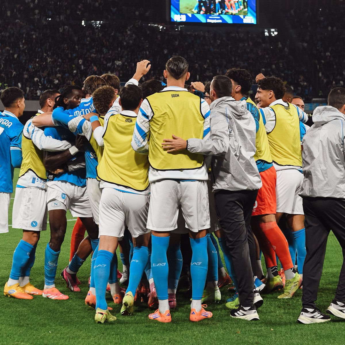 sscnapoli_br's tweet photo. 𝗖𝗹𝗮́𝘀𝘀𝗶𝗰𝗼 𝗻𝗮̃𝗼 𝘀𝗲 𝗷𝗼𝗴𝗮, 𝘀𝗲 𝗴𝗮𝗻𝗵𝗮 💪

💙 #ProudToBeNapoli https://t.co/v6CJJ1yEdI