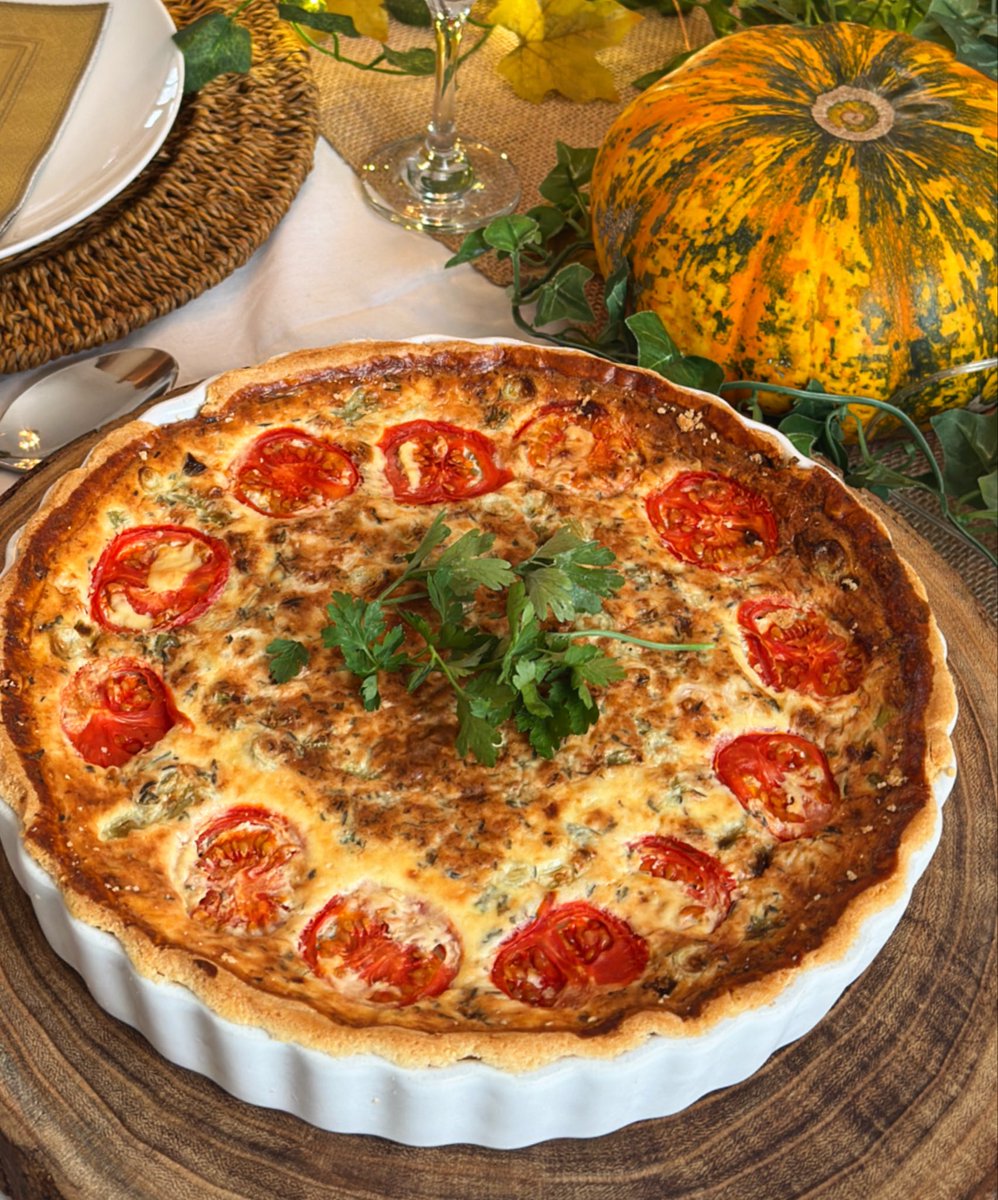 Hayleydaviez's tweet photo. This is a #fridgeraid cheese and onion and tomato flan https://t.co/spRWXxzabi