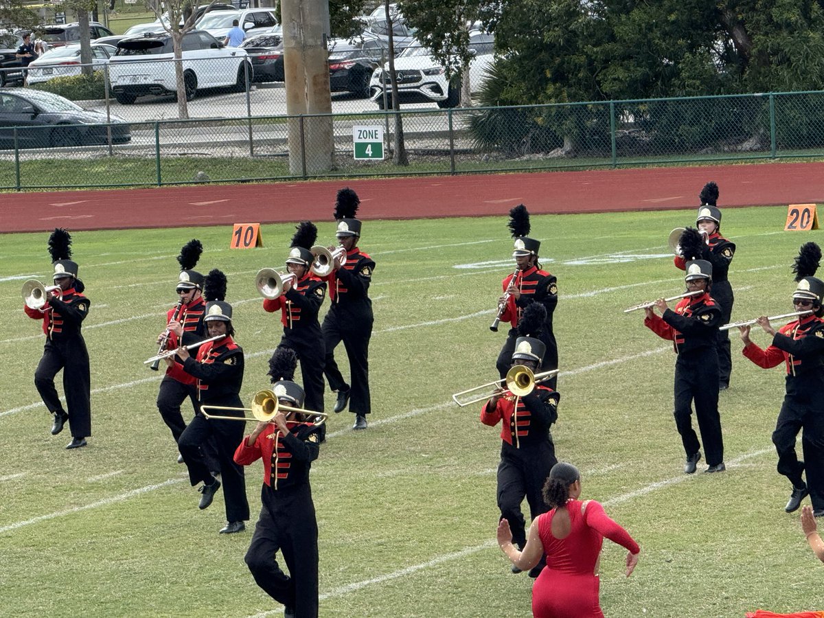 We boogied with the South Broward marching band!! Great show!! <a href="/browardschools/">Broward County Public Schools</a>  <a href="/BCPSAppLearn/">BCPSAppliedLearning</a> <a href="/HowardHepburn/">Howard Hepburn</a> <a href="/Prin_Francois/">Principal Francois</a>