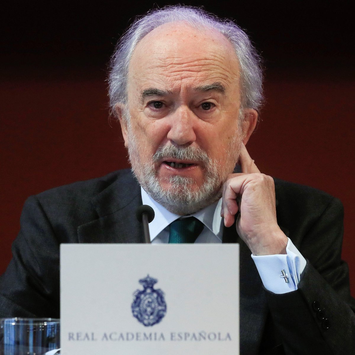 clarincom's tweet image. PARA LA RAE, “JUDÍO” SIGUE SIGNIFICANDO AVARO O USURERO 
A 13 meses del fallo del juez argentino Ariel Lijo que ordenó quitar la acepción ofensiva de “judío”, la Real Academia Española no modificó su diccionario. Su director, Santiago Muñoz Machado, sostuvo que “el uso de la…