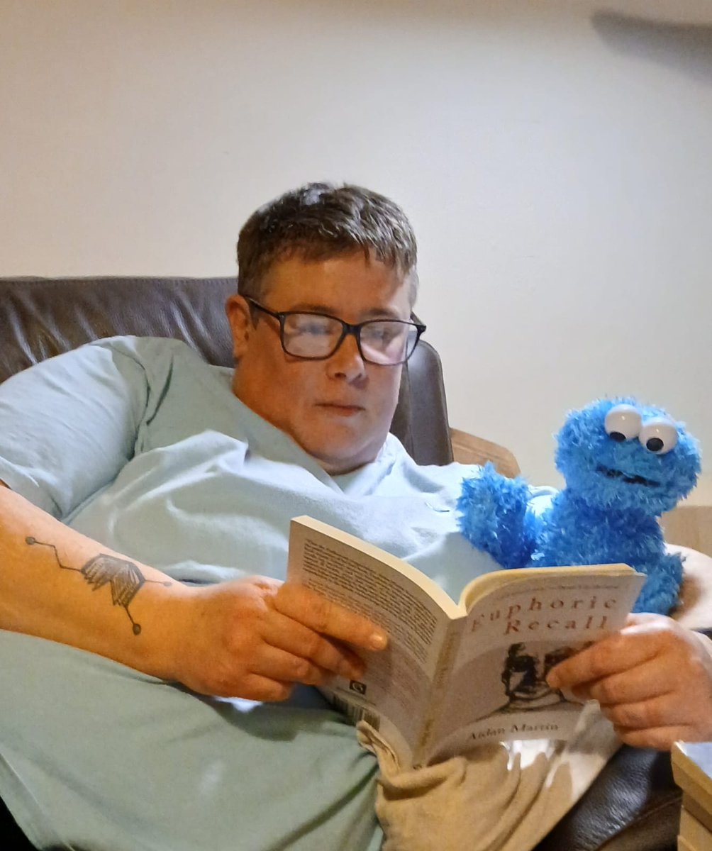 Bit of serious nighttime reading 📚 
No cookies left, though.....wonder why ?!