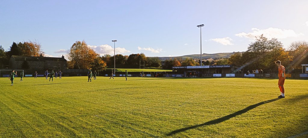smilerhopper's tweet photo. #Halfhopping #westriding #staincliffe wapentake at the @silentnightbeds stadium 4 @barlickfc 13th v @Pilkingtonfc 12th in the @nwcfl prem div (step 5) KO1500 with @spireitepete & JP part of victory park Great venue stone terrace stand smart clubhouse plenty of seats will revisit https://t.co/5rhuv2PMMn