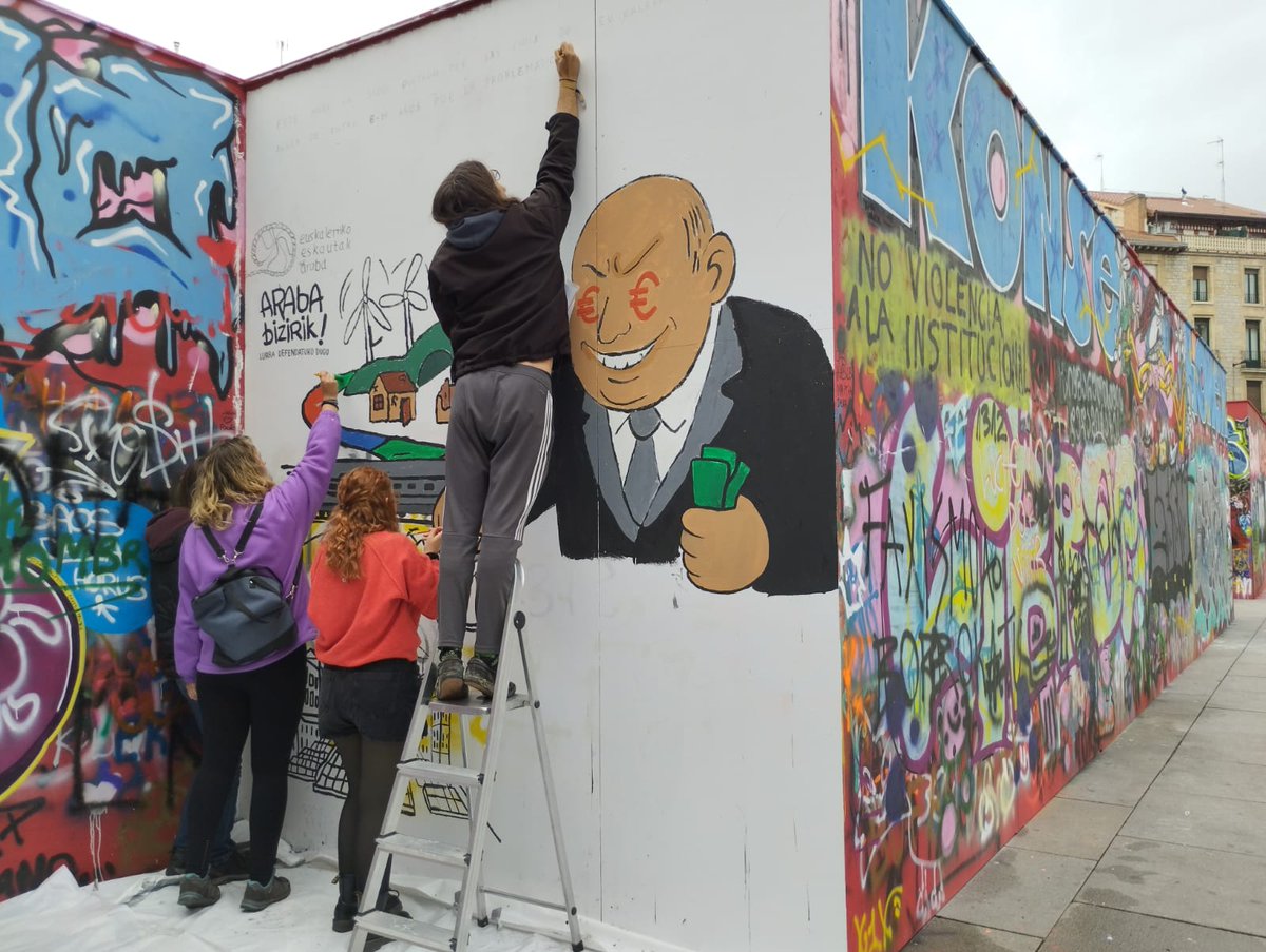 Asteburu honetan Araba Bizirikeko kideak Euskalerriko Eskautak Arabako eskaut taldeekin egon gara Gasteizko Andra Mari Zuriaren plazan instalatutako harresian egin duten muralaren prestaketan eta margoketan.

Eskerrik asko hau posible egin duzuten haur, gazte eta familia guztiei!