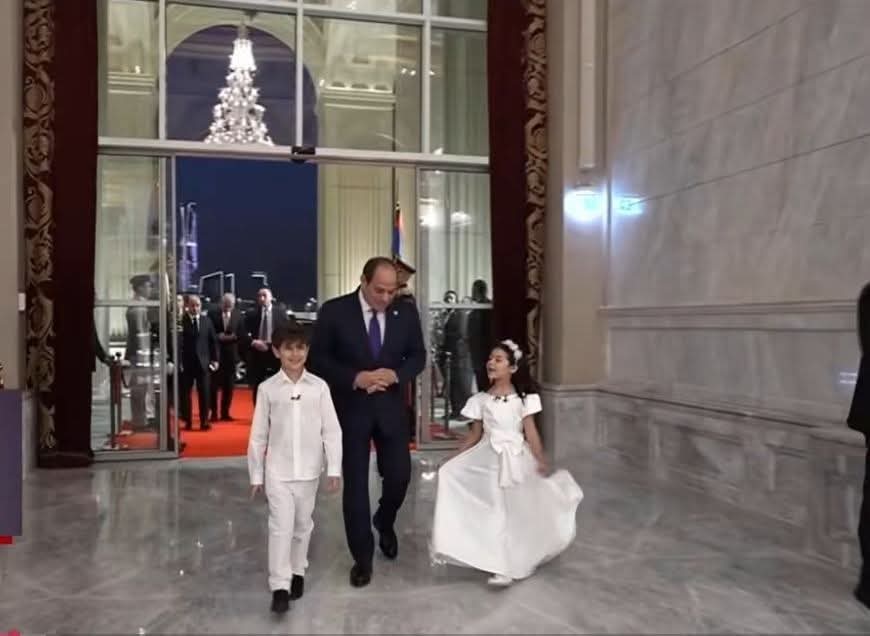 💬 "كان نفسي أشوفك من أول اليوم"
كلمة من قلب طفلة صغيرة.. رد عليها الرئيس بابتسامة أبوية مليانة حنية 🇪🇬❤️ #وطن_السلام