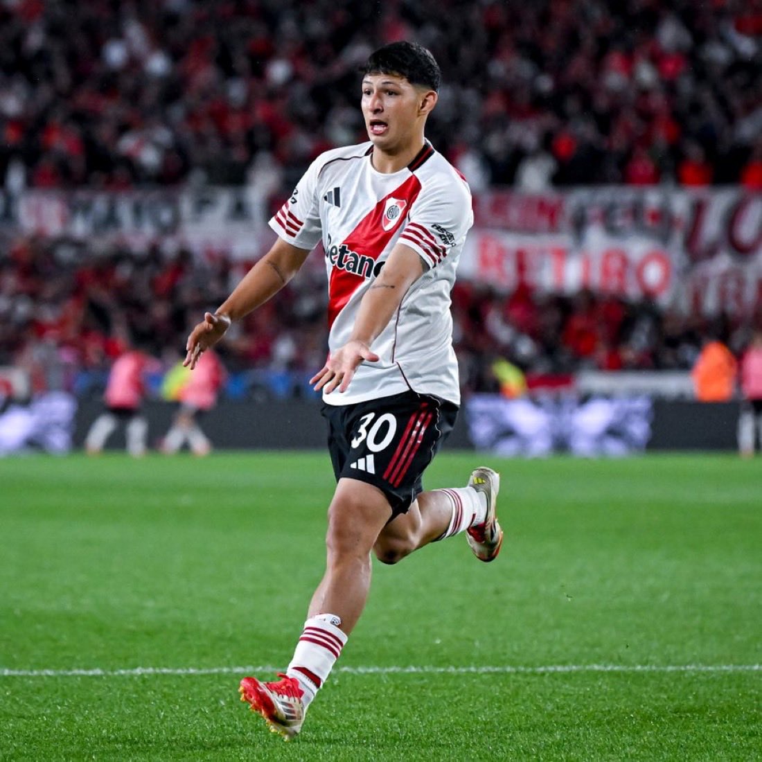 Potrero, gambeta y rebeldía. Le tocó jugar sus primeros dos partidos en primera en un River sin funcionamiento ni resultado, rodeado de jugadores mediocres e irregulares.

Pese a eso cada vez que agarró la bocha jugó igual que en reserva y bailó a todos. Menos Nachos y más Jaime.