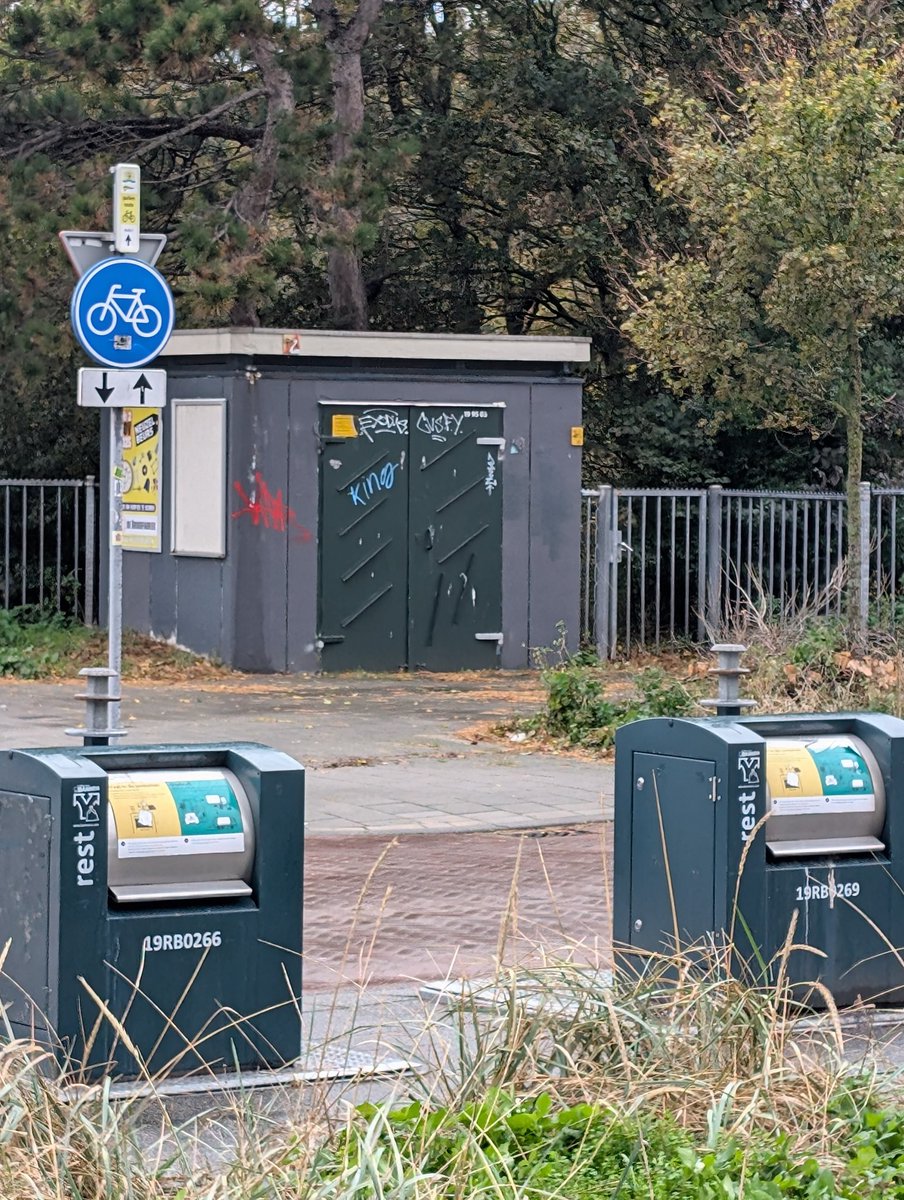 Transformatorhuisjes kunnen mooier dan dit. En dat is nodig, want er komen er meer dan 500 bij in de Haagse straten om ons van stroom te voorzien.

<a href="/VVDDenHaag/">Haagse VVD</a> wil dat met de buurt wordt gesproken hoe trafo's bijv. kunnen worden beschilderd. Zie ook onze eerdere inzet hierop: