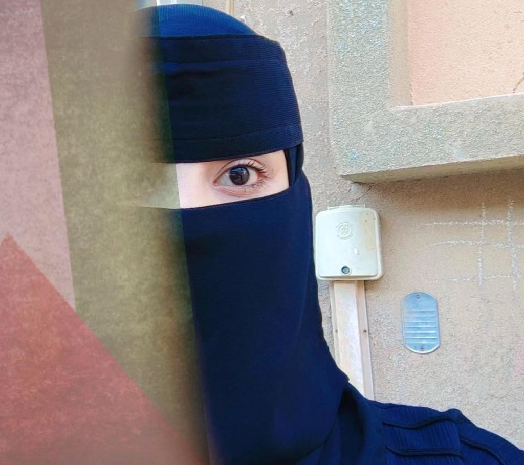 مساء الورد 🌹والياسمين 
سؤال: 
المرأة التي تطلقت 4 مرات ويش تسوي !؟؟