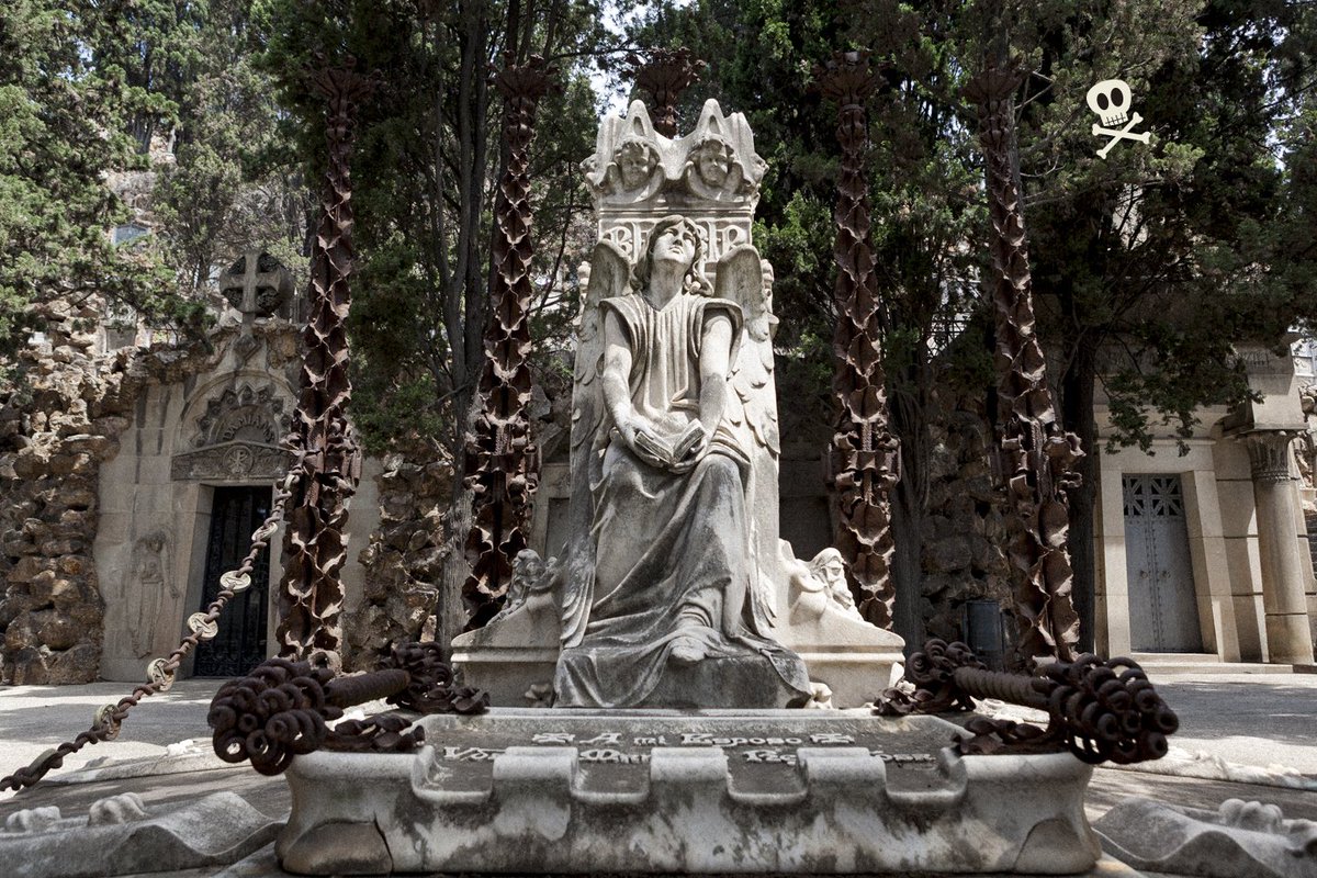 marisafez's tweet photo. #31daysofgraves
25. Graveside ornament ⛓️
Regordosa tomb, by M. Pascual &amp; M. Vives (1895) — Cem. de Montjuïc, BCN 🇪🇸

An eye-catching exterior: three-meter-tall candelabras, chains, nails, ribbons, pomegranates… But what really fascinates me is the typographic decoration 🔠🔤 https://t.co/4NO6Xp36hd