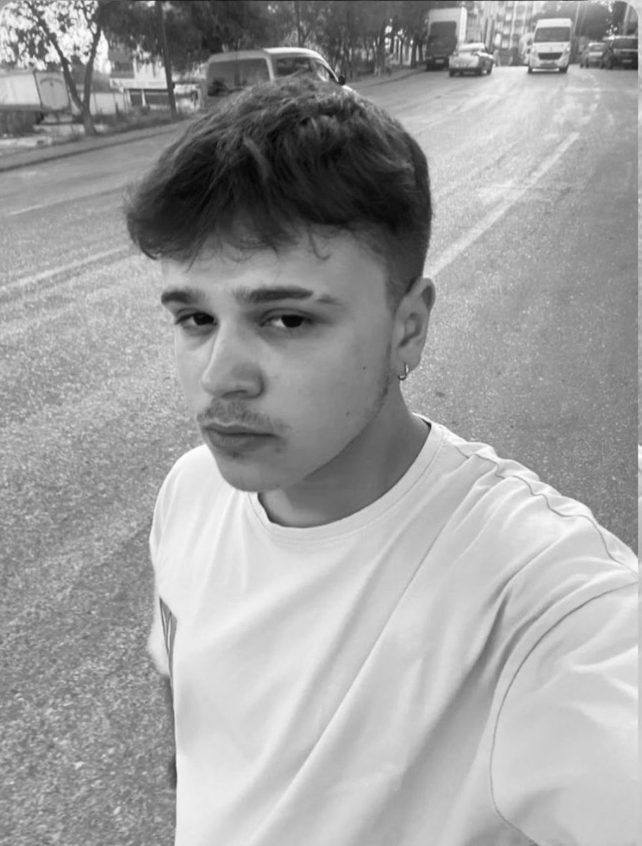 Oğlumun hayatı elinden alındı ama adalet yerini bulmadı müebbet hapis istemiyle baslayan dava tüm delillere rağmen pompalı tüfekle can alan katile ve ona yardım eden amca ve dedesine 15 yıl ceza ile sonlandı. Oğlumun adaleti için lütfen ses verin yetersiz cezalarla oğlumun hayatı