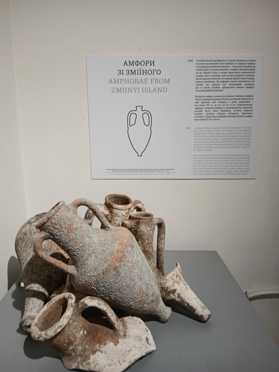 Хто не знав на Зміїному була пошта а також філія археологічного музею. Кацап зруйнував все, прикордонники змогли врятувати лише маленький відсоток артефактів. Амфори підняті з моря ще в кінці 80-х.