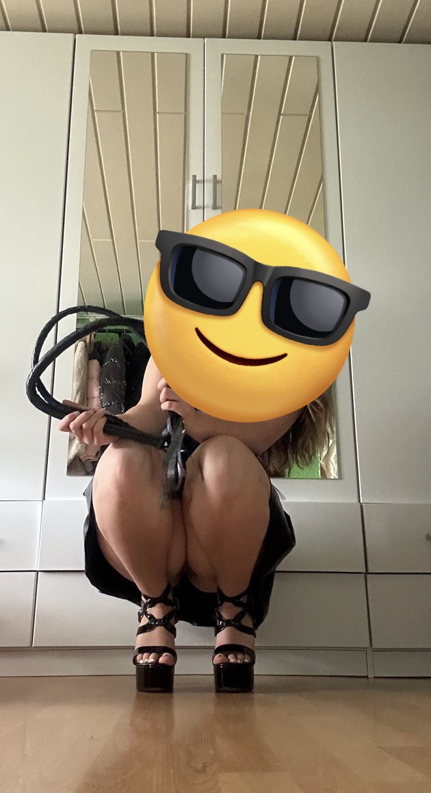 anna_deess67119's tweet photo. C'est moi la patronne 🥰 ici et toi tu n'ais que une grosse💩💩 merde du coup quand je te donner un ordre tu te dépêcher pour pour m'obéir où tu t'en fui comme un vrai lâche https://t.co/4DQpUWz2yc