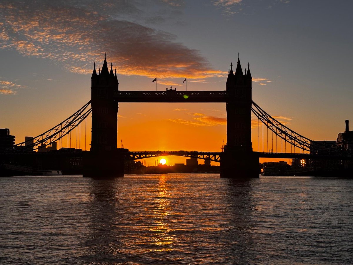 MPSonthewater's tweet image. Don’t forget — the clocks go back one hour tonight! ⏰
That means an extra hour in bed (yay!) and darker evenings as we head into winter. As always, Marine 2 and Marine 3 will be out on patrol keeping our waters and communities safe. 💙👍