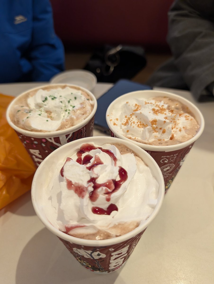 perfectknight75's tweet photo. Expectation Vs Reality!
@CostaCoffee in Newport IOW was such a let down today 😞
And we didn't even get real mugs!

Wouldn't mind if it didn't cost so much. https://t.co/M7aNIc7MYz