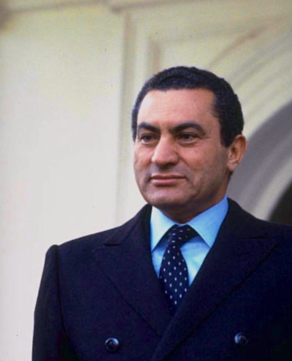 سَليلُ الشَمسِ أَنتَ فَدَتكَ نَفسي

وَهَل لِسَليلِ شَمسٍ مِن شَبيهِ ؟ 

أبو تمام 

رحم الله سيادة الرئيس حسني مبارك و أسكنه فسيح جناته.