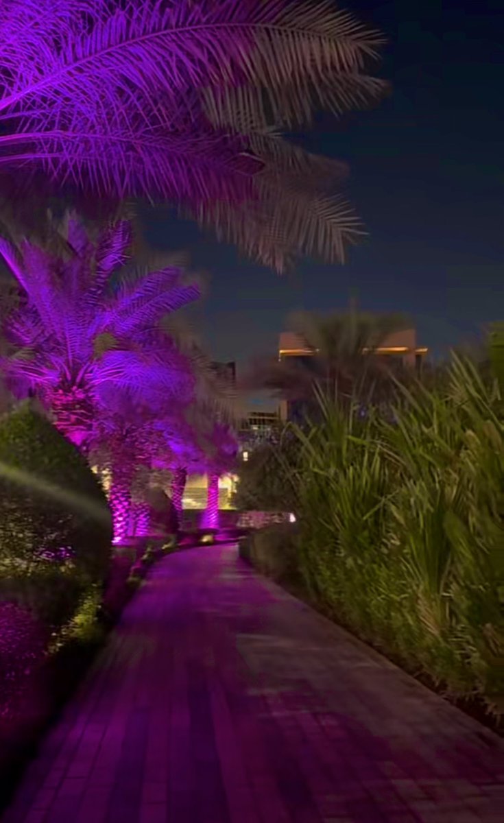 ياهوى البال حالي كل يوم ٍ يزيد
والسبب من غلاكم ذقت مر العذاب

حبكم ساري في دم حبل الوريد
طابع وسط قلبي مثل طبع الكتاب

لاذكرت السوالف والكلام الاكيد
عفت لذة منامي وعفت حلو الشراب

ماحلا النور واضح بين هاك الجريد
يجهر الي يشوفه لو ورى الباب باب
#بوح_الخاطر 
#بوح_آخر_الليل