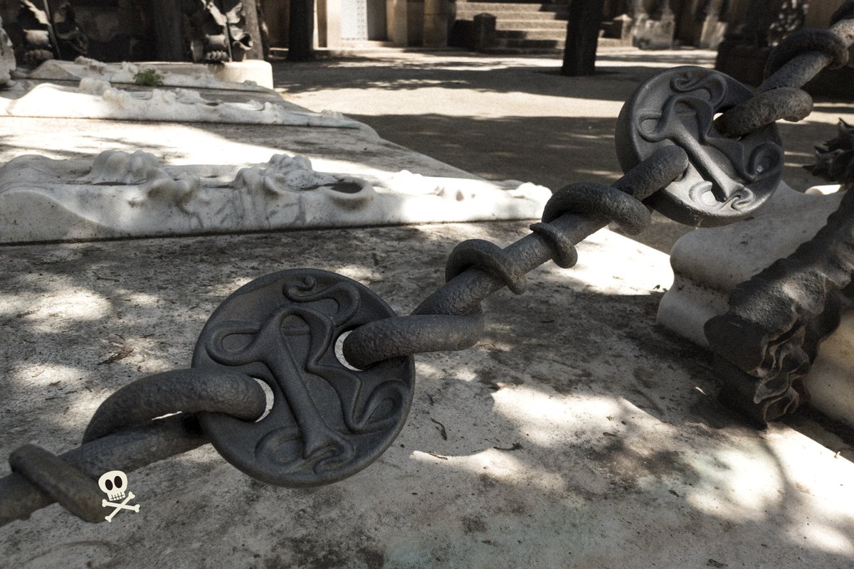 marisafez's tweet photo. #31daysofgraves
25. Graveside ornament ⛓️
Regordosa tomb, by M. Pascual &amp; M. Vives (1895) — Cem. de Montjuïc, BCN 🇪🇸

An eye-catching exterior: three-meter-tall candelabras, chains, nails, ribbons, pomegranates… But what really fascinates me is the typographic decoration 🔠🔤 https://t.co/4NO6Xp36hd