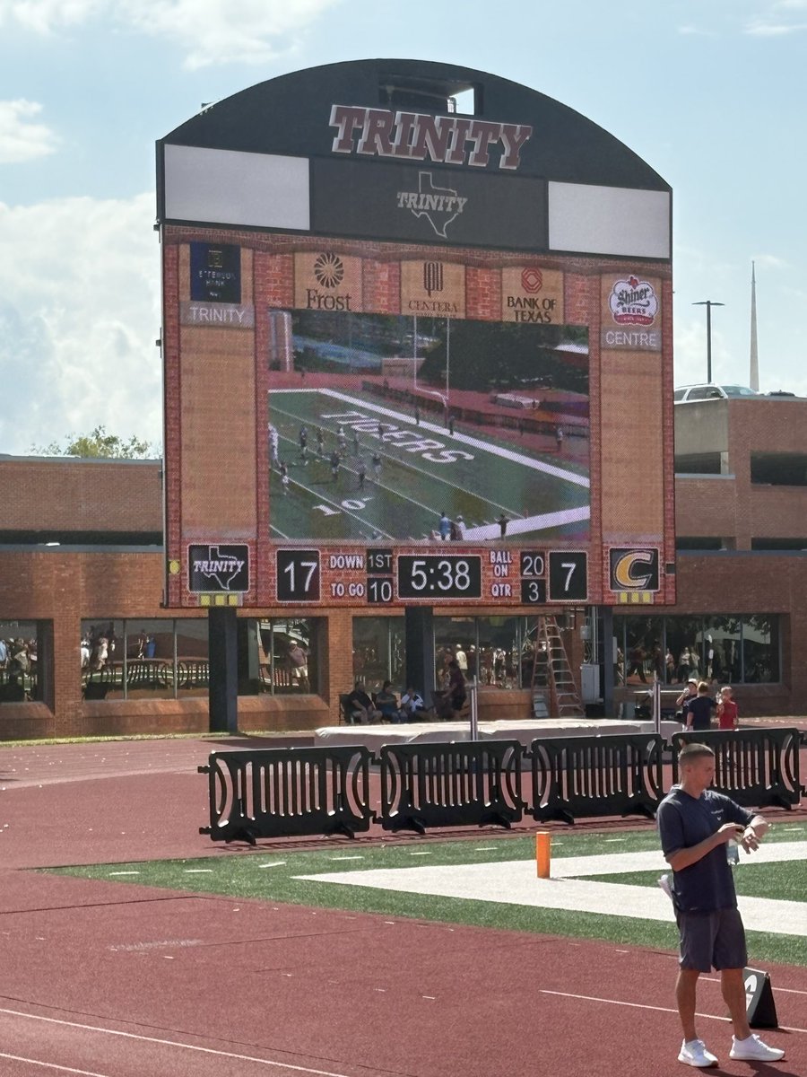 gabe_santana's tweet image. Big stop by defense to force a missed FG.  
@TUFootballTX still up midway thru the 3rd quarter 17-7. #TrinityFootball 
@NCAADIII @ncaad3 @SAA_Sports